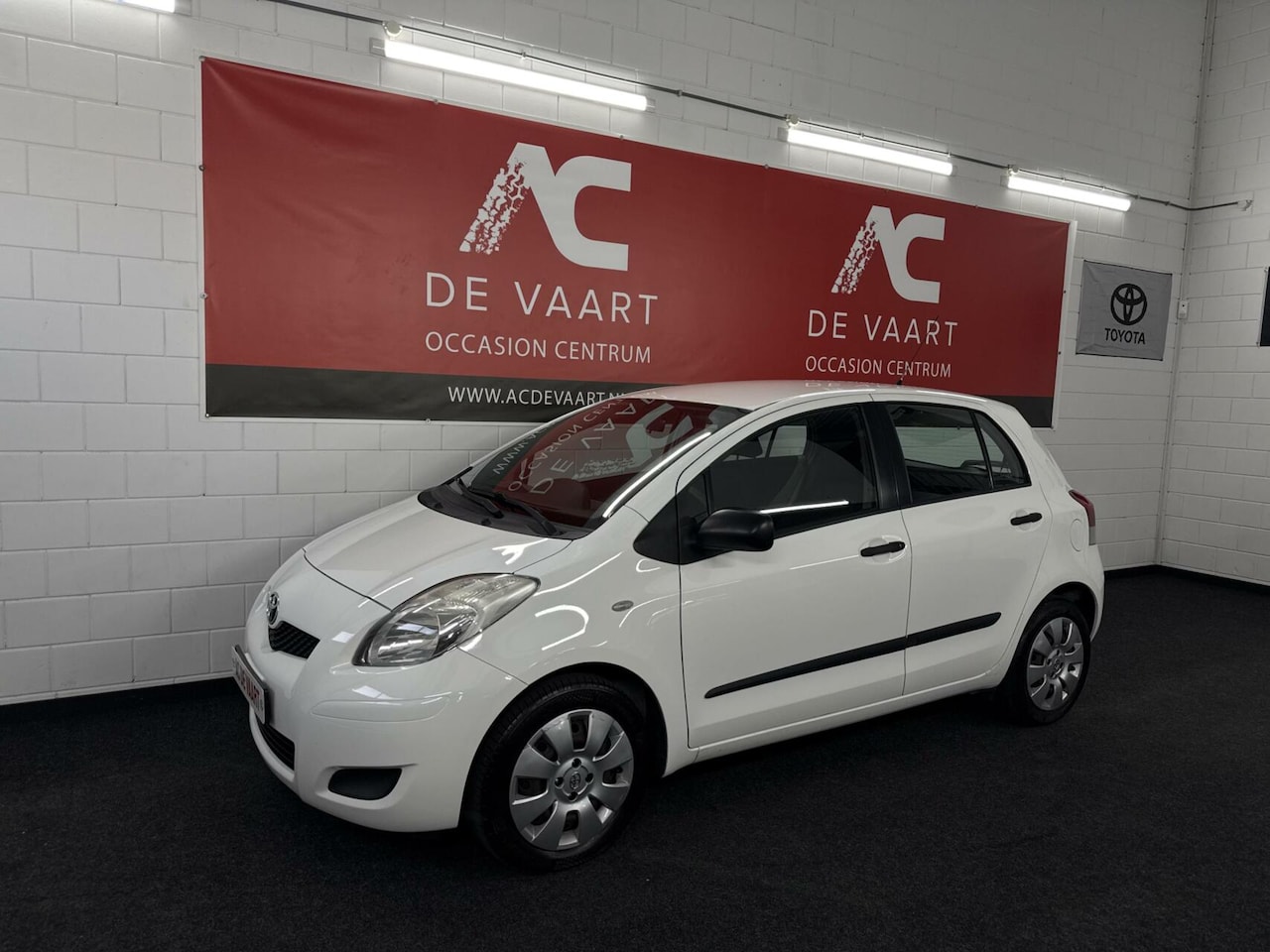 Toyota Yaris - 1.3 VVTi Aspiration - 100PK/5DEURS/6BAK/AIRCO - AutoWereld.nl