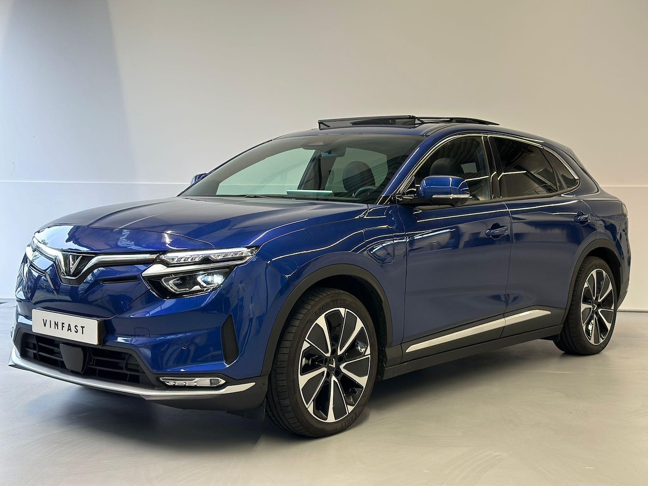 VinFast VF 8 - Plus 87.7 kWh 4WD// 10 JAAR GARANTIE // HOGE INRUILPREMIE!! - AutoWereld.nl