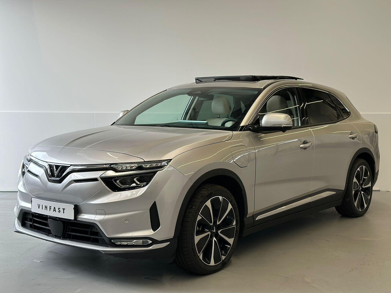 VinFast VF 8 - Plus 87.7 kWh 4WD// 10 JAAR GARANTIE // HOGE INRUILPREMIE!! - AutoWereld.nl