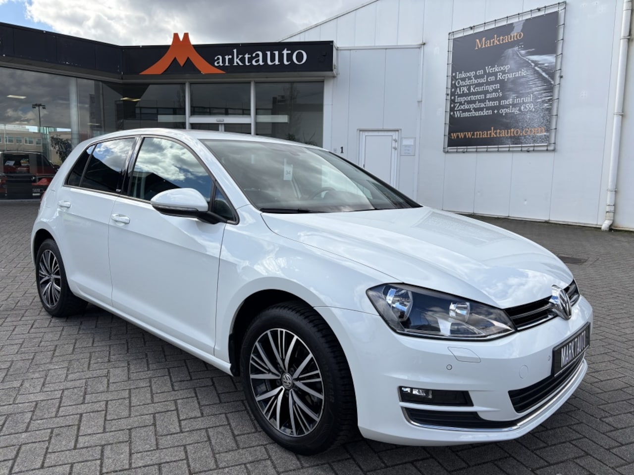 Volkswagen Golf - 1.2 TSI Allstar Navi Bluetooth PDC Stoelverwarming - AutoWereld.nl