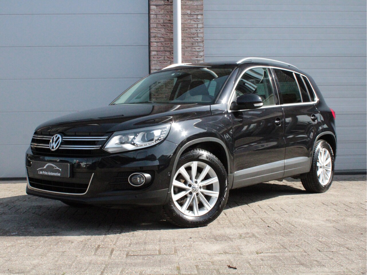 Volkswagen Tiguan - 1.4 TSI Sport&Style Automaat/Trekhaak - AutoWereld.nl