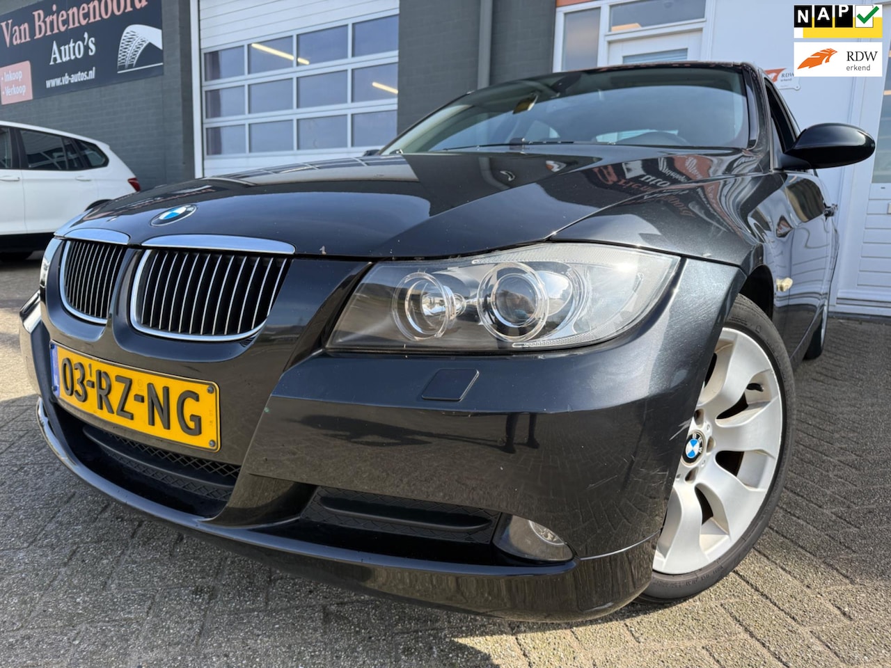 BMW 3-serie - 318i Dynamic Executive 6 bak met parkeersensoren en airco en cruise controle - AutoWereld.nl