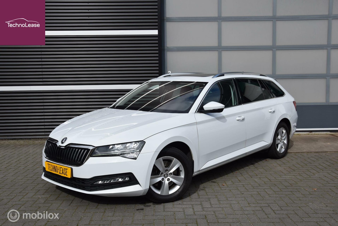 Skoda Superb Combi - 1.5 TSI ACT Business Edition Panoramadak & Trekhaak - AutoWereld.nl