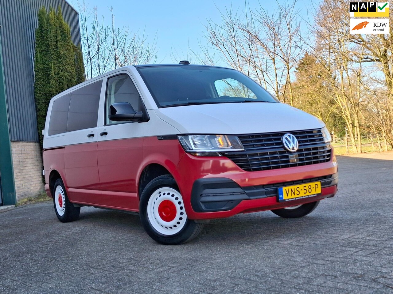 Volkswagen Transporter - 2.0 TDI L1 2022 two tone / cruise / zeer netjes / CAMPER?? - AutoWereld.nl