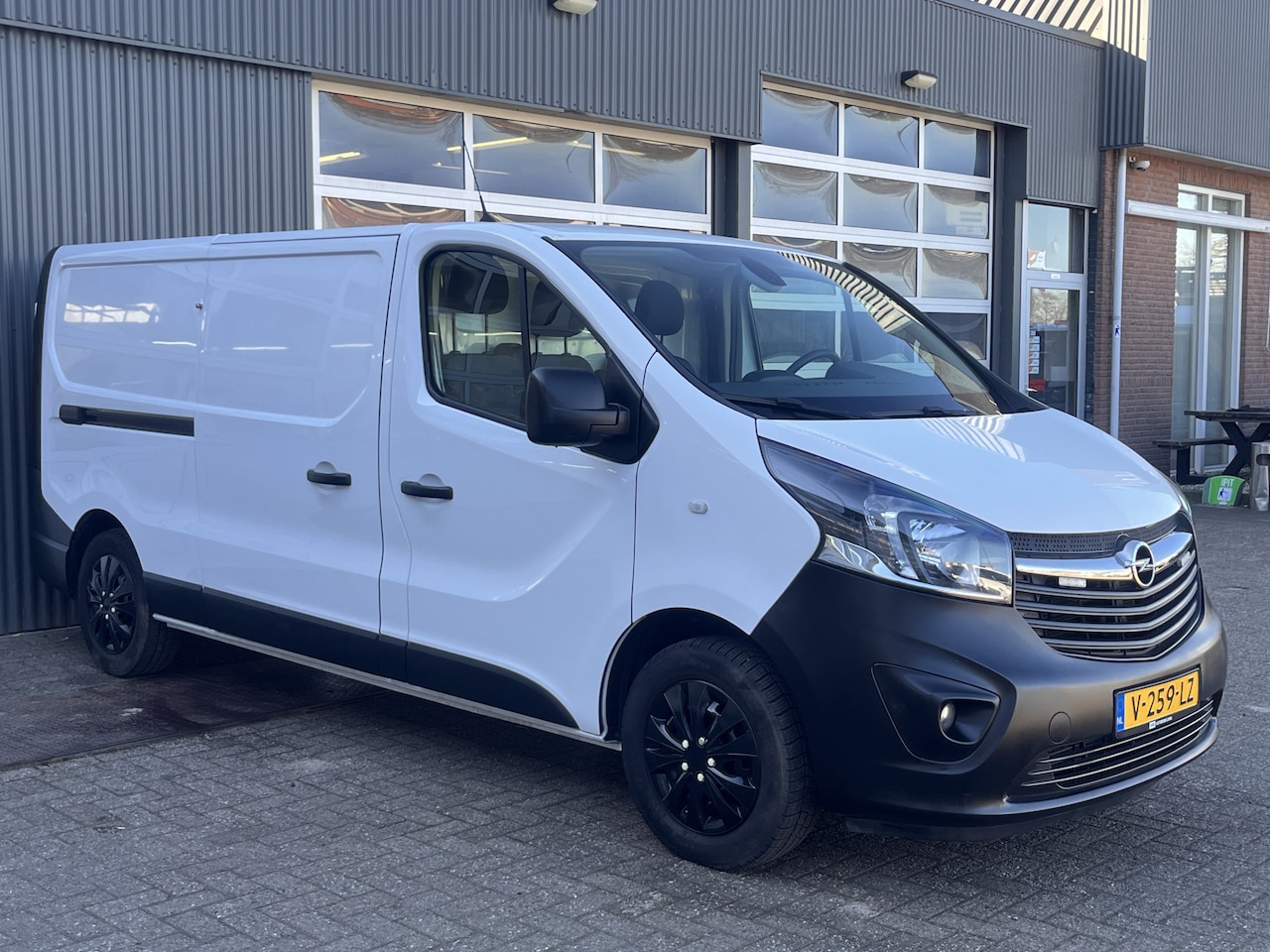 Opel Vivaro - 1.6 CDTI L2H1 Airco Trekhaak 2000kg trekgewicht Parkeerhulp achter Cruise control Omvormer - AutoWereld.nl