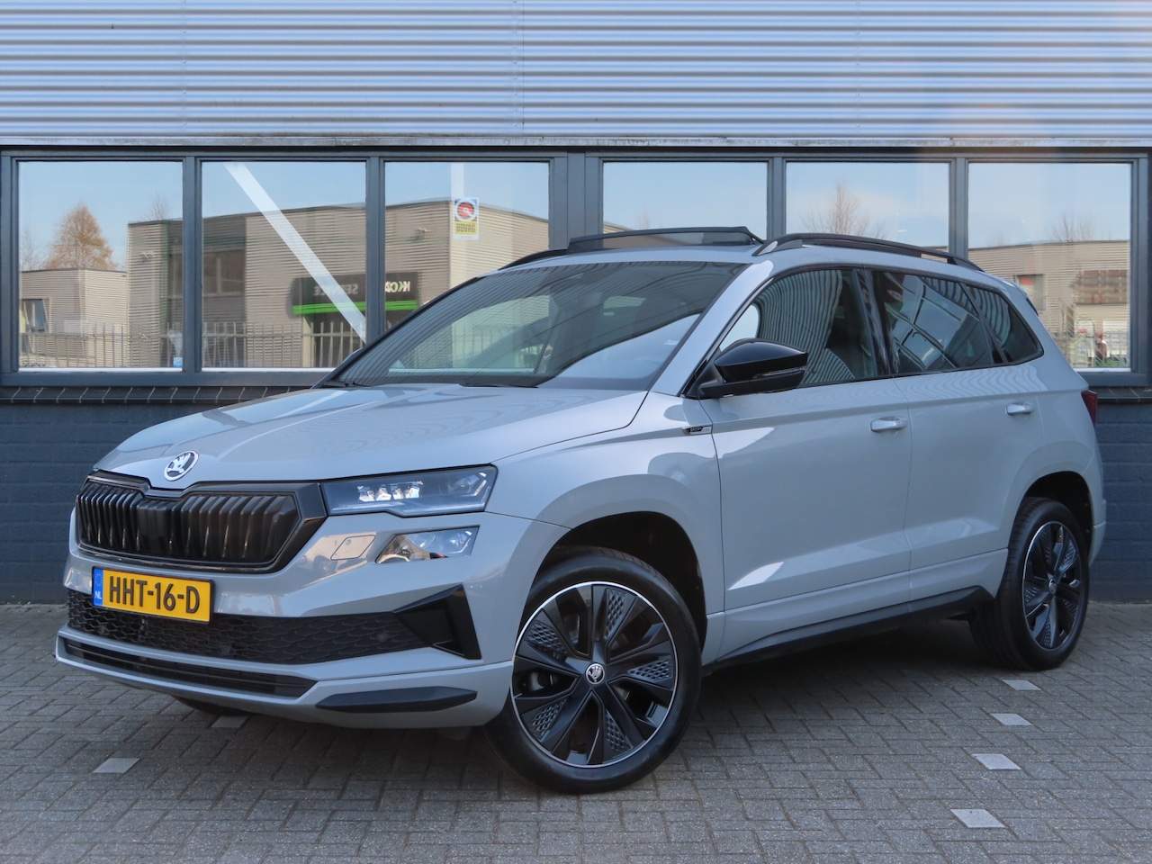 Skoda Karoq - 1.5 TSI ACT Sportline Business DSG | panoramadak | camera | groot navi | adaptive cruise | - AutoWereld.nl