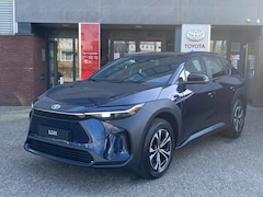 Toyota bZ4X - ACTIVE 71 kWh VOORRAADVOORDEEL €39.900 NIEUWPRIJS €45.995 DIRECT LEVERBAAR WARMTEPOMP 3-FA