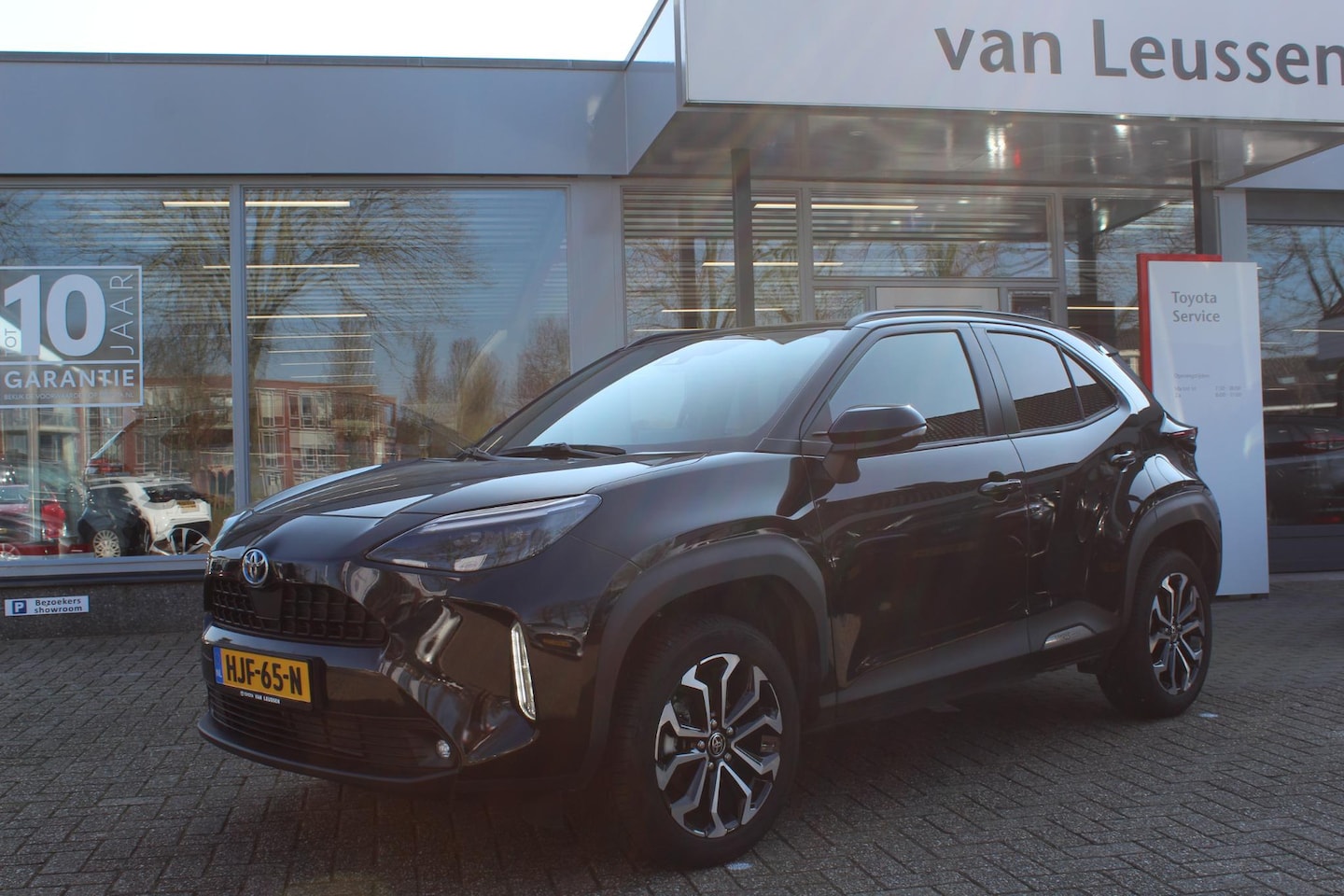 Toyota Yaris Cross - 1.5 HYBRID DYNAMIC PANODAK EL-ACHTERKLEP STOEL-STUUR & RUITENWISSER VERW. HEAD-UP - AutoWereld.nl