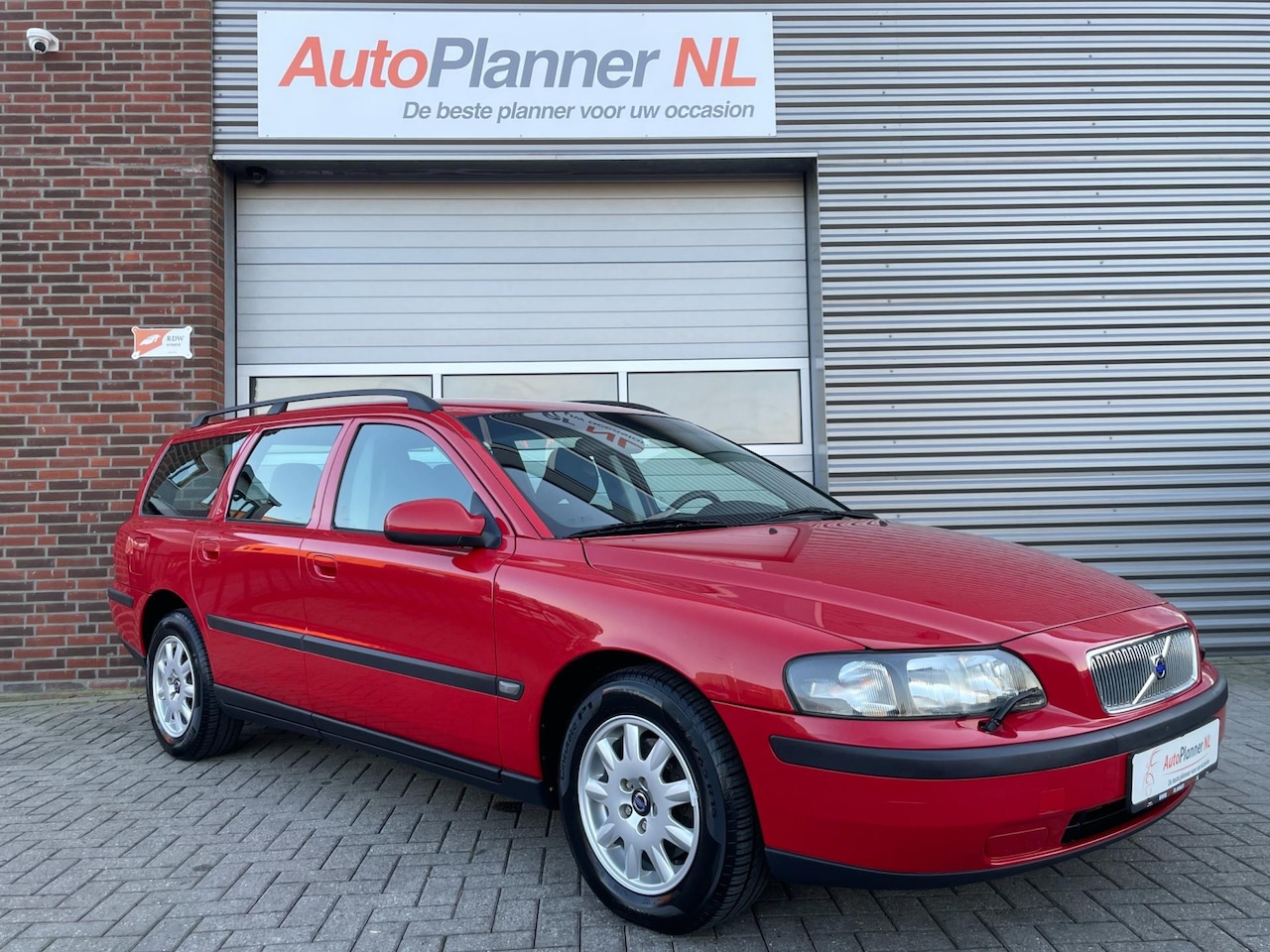 Volvo V70 - 2.4! Airco! Cruise! Lage kmstand! 1e Eigenaar! - AutoWereld.nl