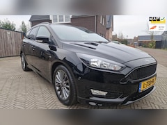 Ford Focus Wagon - 1.5 150pk ST Line in bijna nieuwstaat Verwarmd stuur+stoelen+voorruit