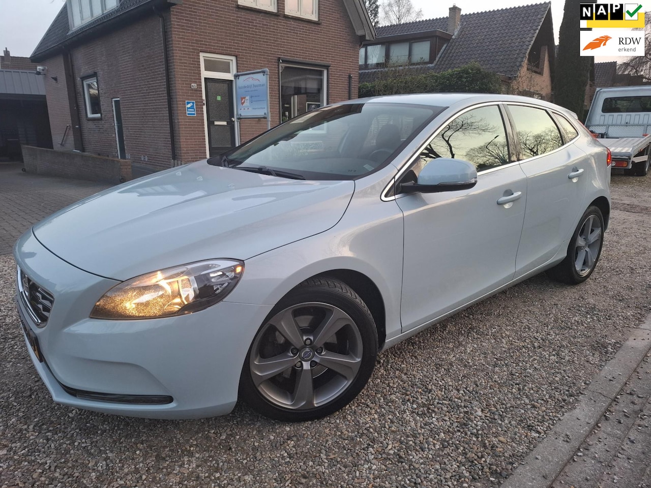 Volvo V40 - 1.6 T3 Momentum distr. R-design wielen trekhaak dealer ohdn etc - AutoWereld.nl