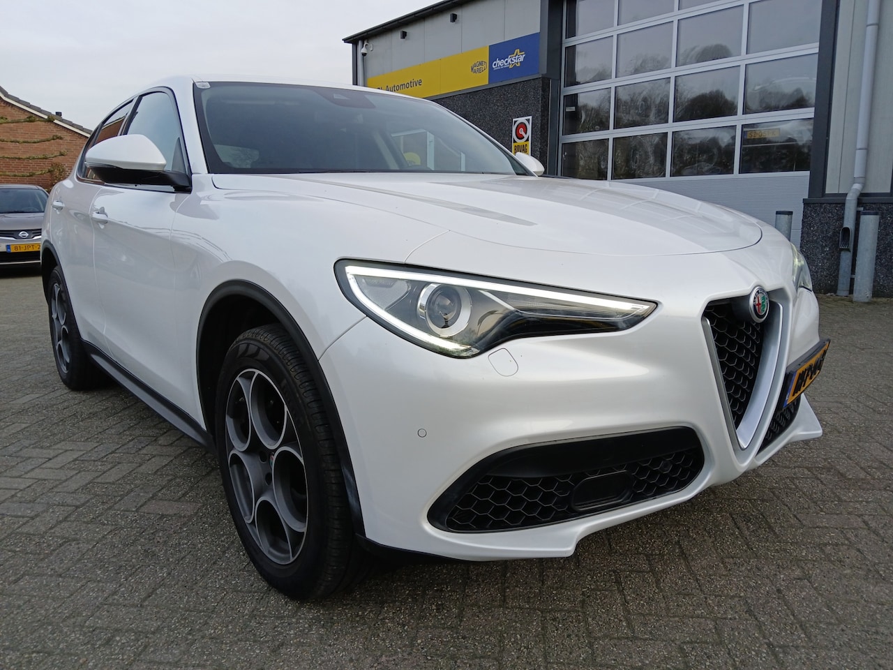 Alfa Romeo Stelvio - 2.0 T AWD Special Edition - 280 pk - Parelmoer Metallic - AutoWereld.nl