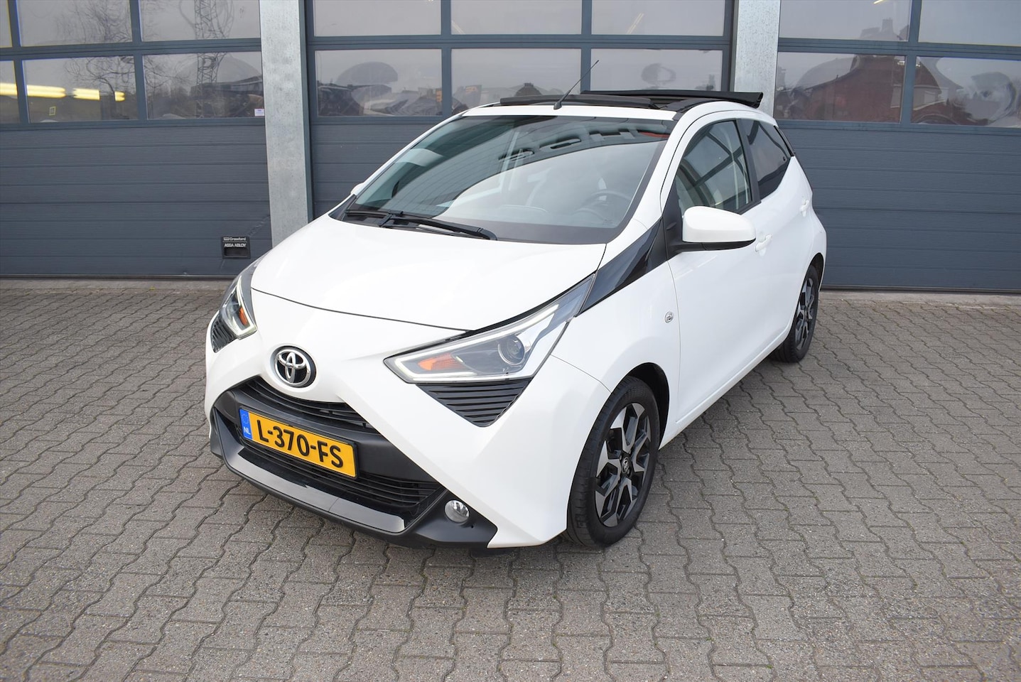 Toyota Aygo - 1.0 VVT-i x-joy cabrio 1.0 VVT-i 72pk X-Joy Cabrio - AutoWereld.nl