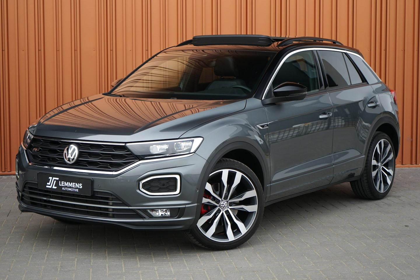 Volkswagen T-Roc - 2.0 TSI 4M 3xR-LINE DSG Panodak Virtual Beats ACC Camera VOL! - AutoWereld.nl