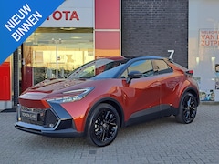 Toyota C-HR - 2.0 Plug-in Hybrid 220 GR SPORT NIEUW DIRECT LEVERBAAR BLIND SPOT STOEL/ STUURVERWARMING P