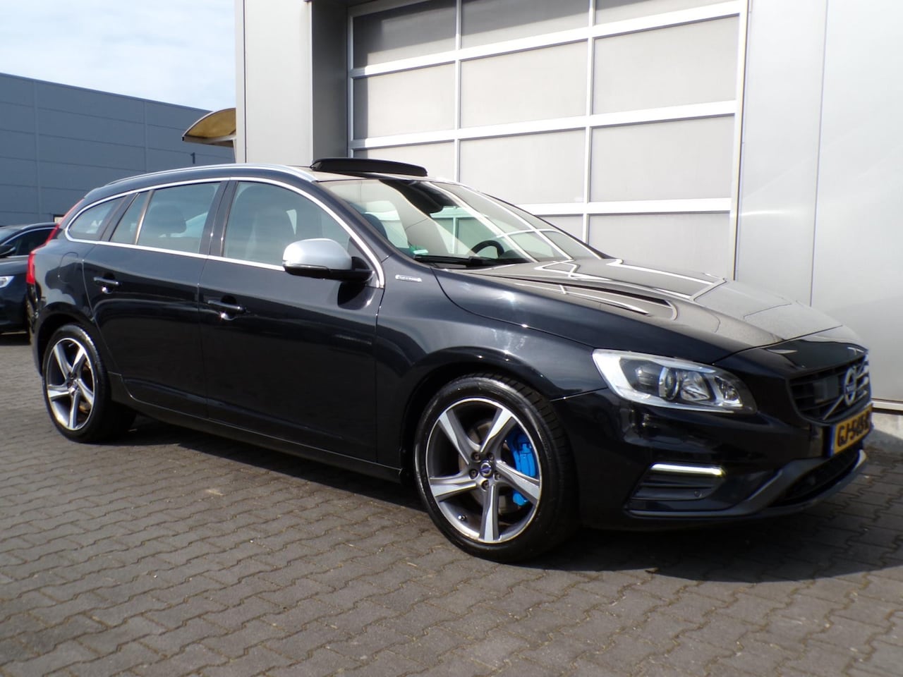 Volvo V60 - 2.4 D6 AWD Plug-In Hybrid R-Design|Navi|Xenon|ACC - AutoWereld.nl