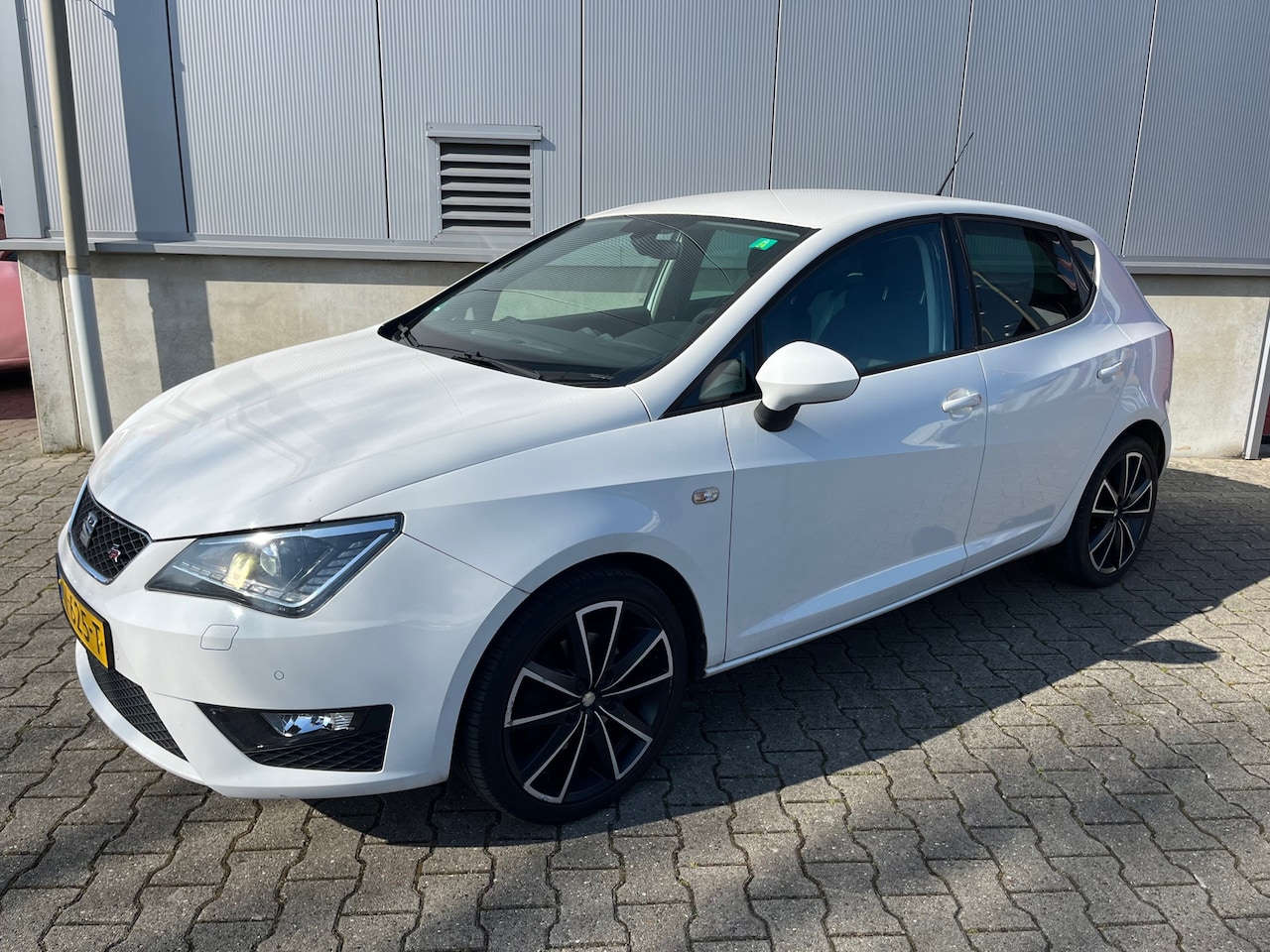 Seat Ibiza - 1.0 EcoTSI 110pk FR Connect / Bi-Xenon / DAB / Adaptieve vering / 17" LM / Stoelverw. voor - AutoWereld.nl