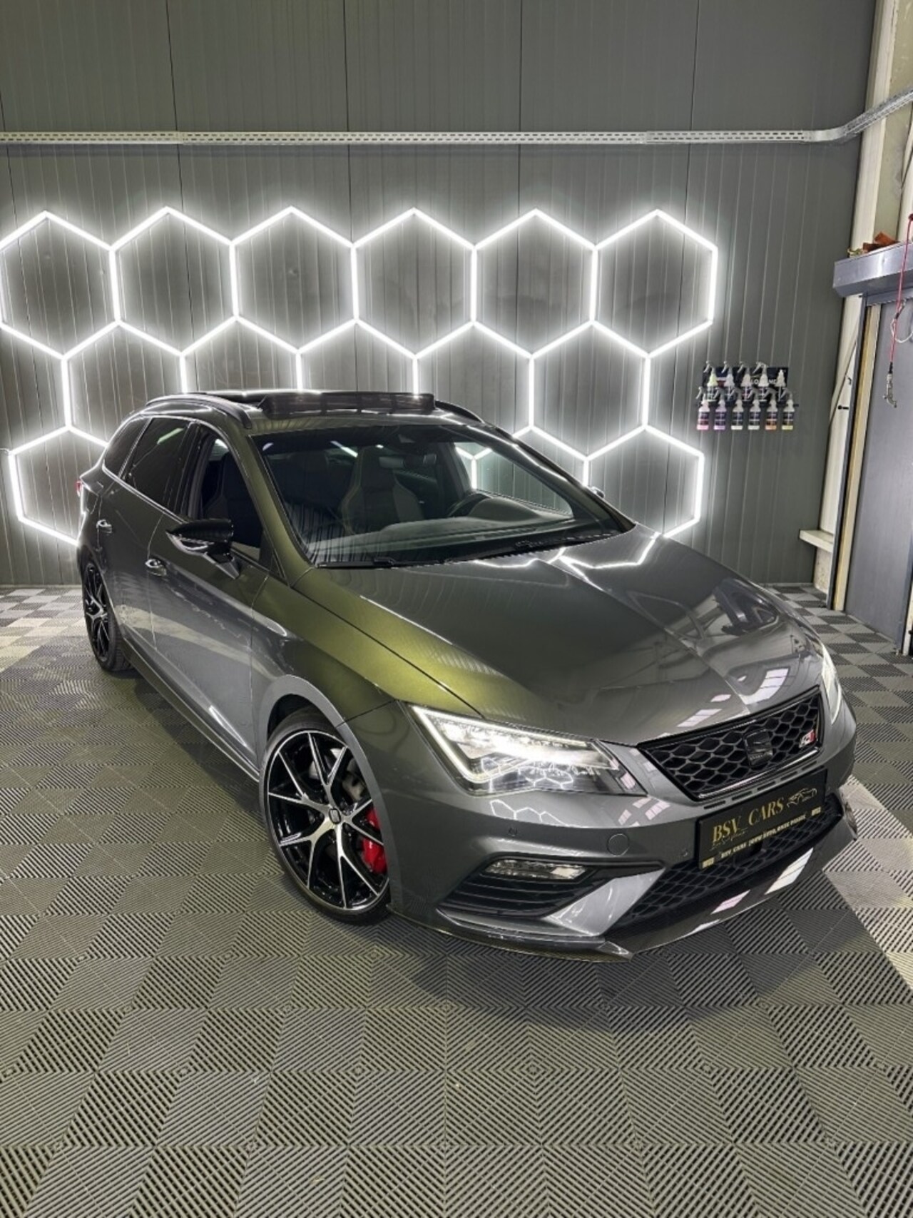 Seat Leon - Cupra CARBON EDITION 4 Drive PANO BEATS BREMBO 2.0 TSI 1 of 300 - AutoWereld.nl