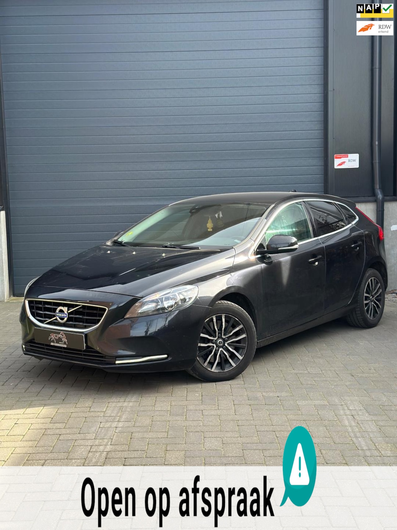 Volvo V40 - 2.0 D4 Momentum Business Airco - Navi - BT - AutoWereld.nl