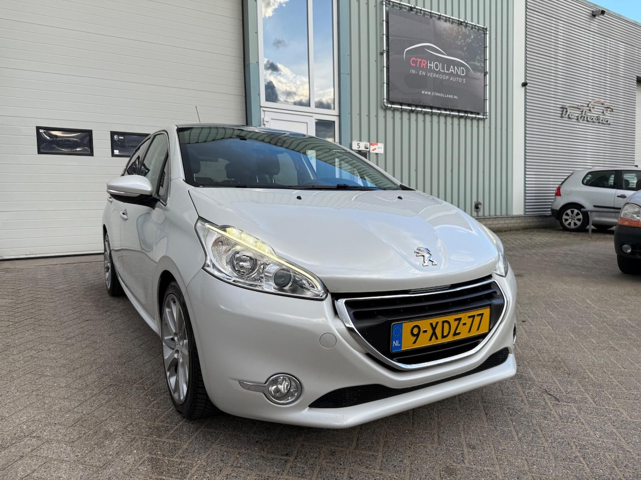 Peugeot 208 - 1.6 e-HDi Allure (bj 2014) Panorama|Leer|Navi|Parelmoer - AutoWereld.nl