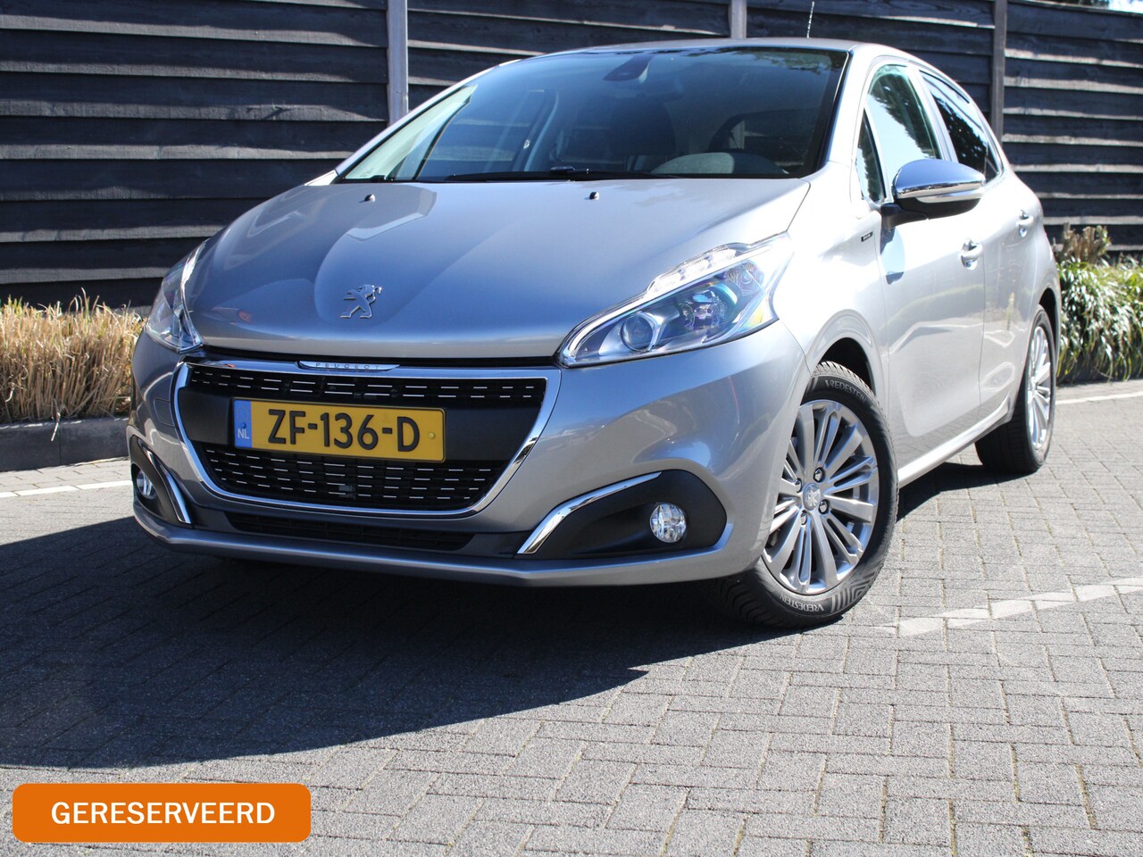 Peugeot 208 - 1.2 PureTech 82PK Signature 5-drs Navigatie, Apple Carplay/AndroidAuto, Lichtmetalen velge - AutoWereld.nl