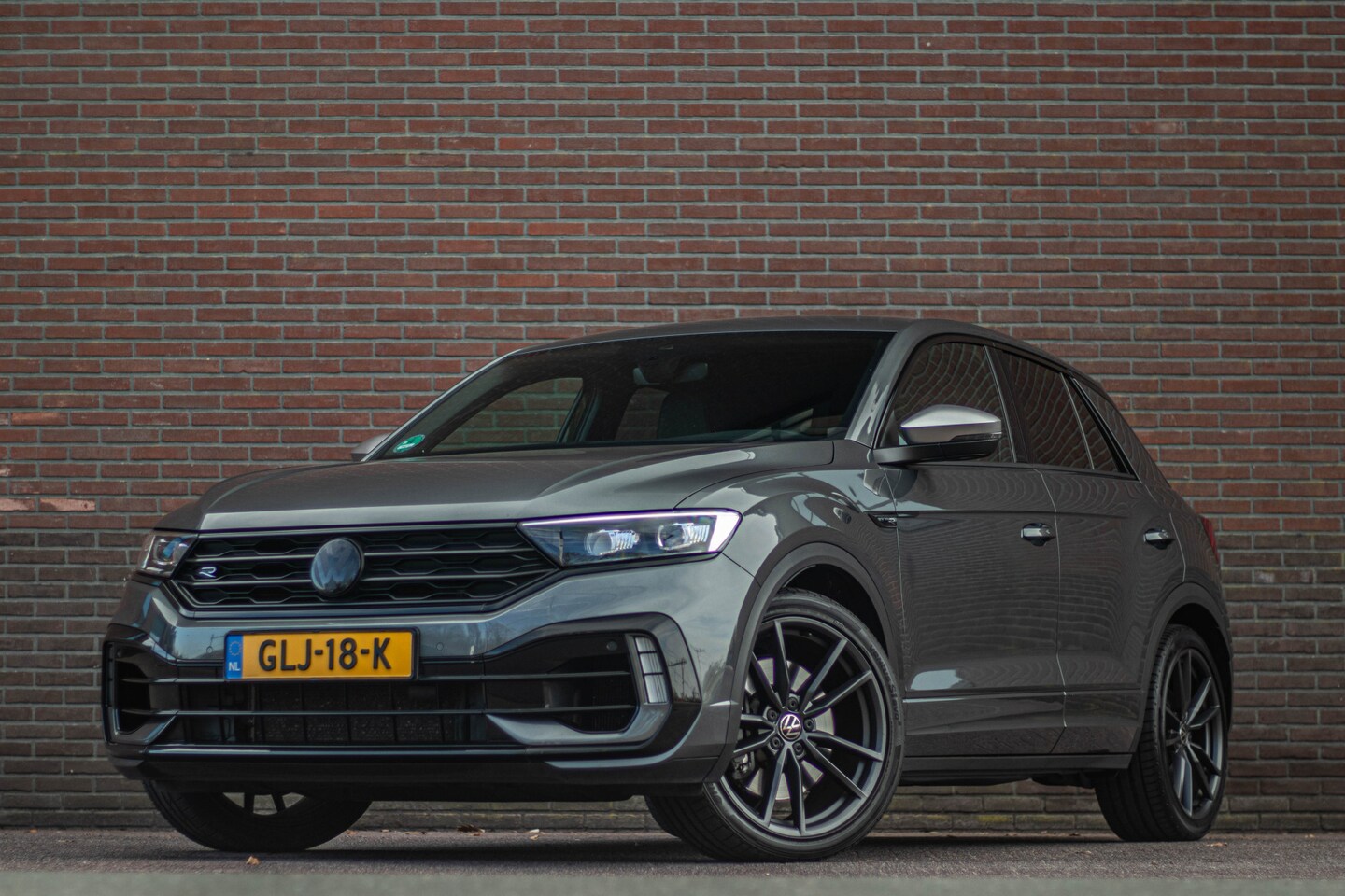 Volkswagen T-Roc - R 2.0 TSI 4Motion, Akrapovic, Beats, Stoelverwarming, Camera, Keyless, Navigatie. - AutoWereld.nl