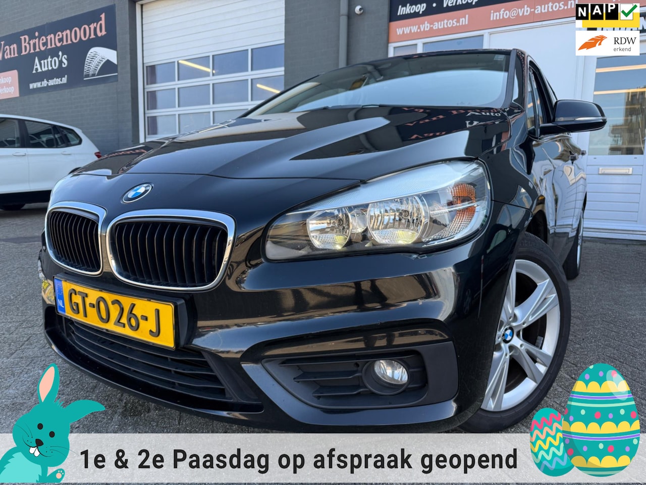 BMW 2-serie Active Tourer - 218i Essential van 1ste Eigenaar met panoramadak en trekhaak en leer en parkeersensoren en - AutoWereld.nl