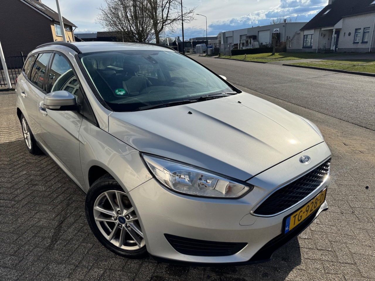 Ford Focus Wagon - 1.5 TDCI Trend Edition Airco,Navi,Trekhaak - AutoWereld.nl