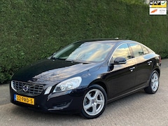 Volvo S60 - 1.6 T4 AUTOMAAT/LEER/RIJDT SUPER GOED/ZEER LAGE KM