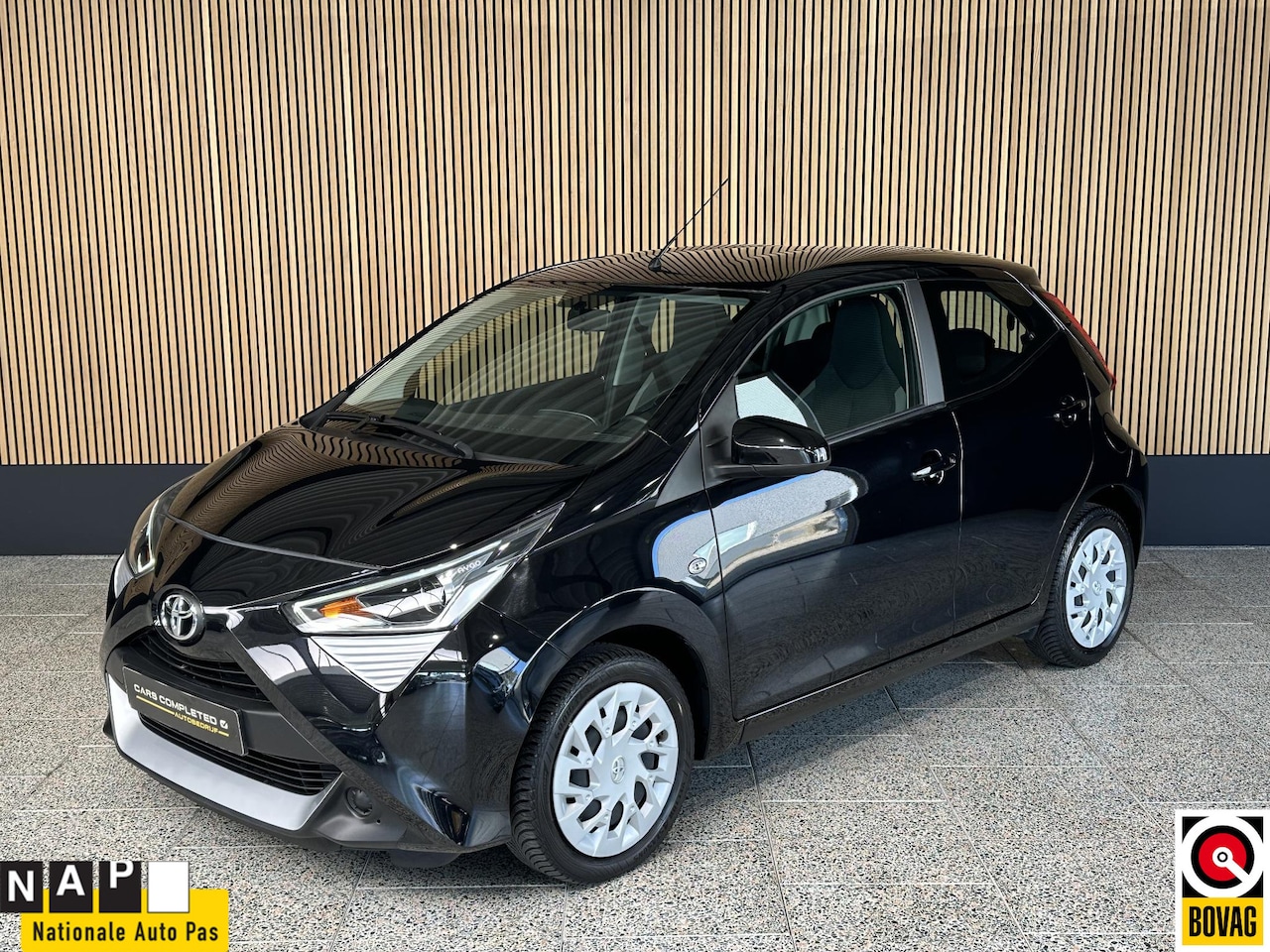 Toyota Aygo - 1.0 VVT-i x-play NL auto | Apple Carplay | Camera | Airco - AutoWereld.nl
