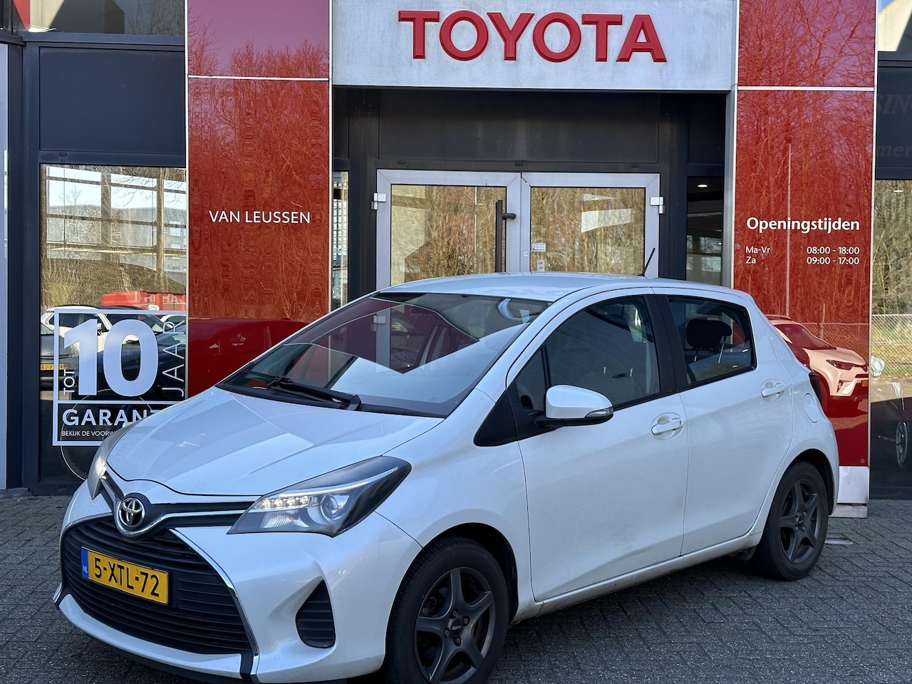 Toyota Yaris - 1.3 VVT-i Aspiration LM VELGEN AIRCO HANDSFREE BELLEN CRUISE-CONTROL PARKEERCAMERA - AutoWereld.nl