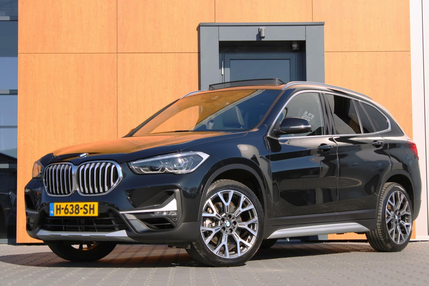 BMW X1 - sDrive20i VDL Nedcar Edition |Pano | Leder | Sportstoelen - AutoWereld.nl