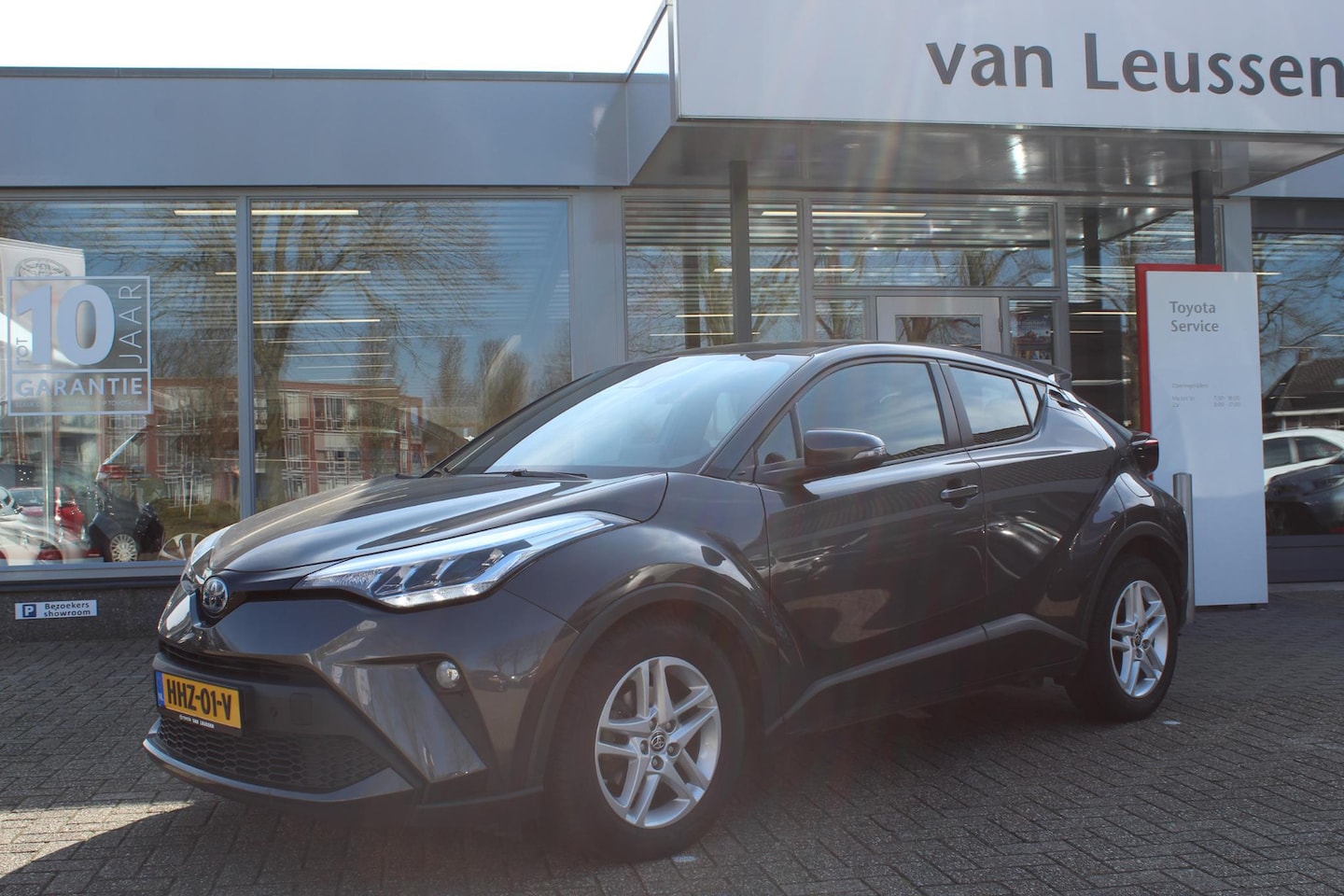 Toyota C-HR - 1.8 HYBRID DYNAMIC NAVI STOELVERW. LM-VELGEN PARKSENSOREN AD-CRUISE - AutoWereld.nl