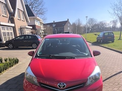 Toyota Yaris - 1.0 VVT-i Comfort Wegens gezinsuitbreiding gaat ie weg.