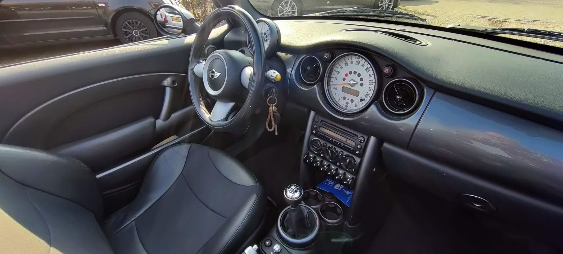MINI Cabrio - 1.6 Cooper Boekjes aanwezig, airco, half leer.