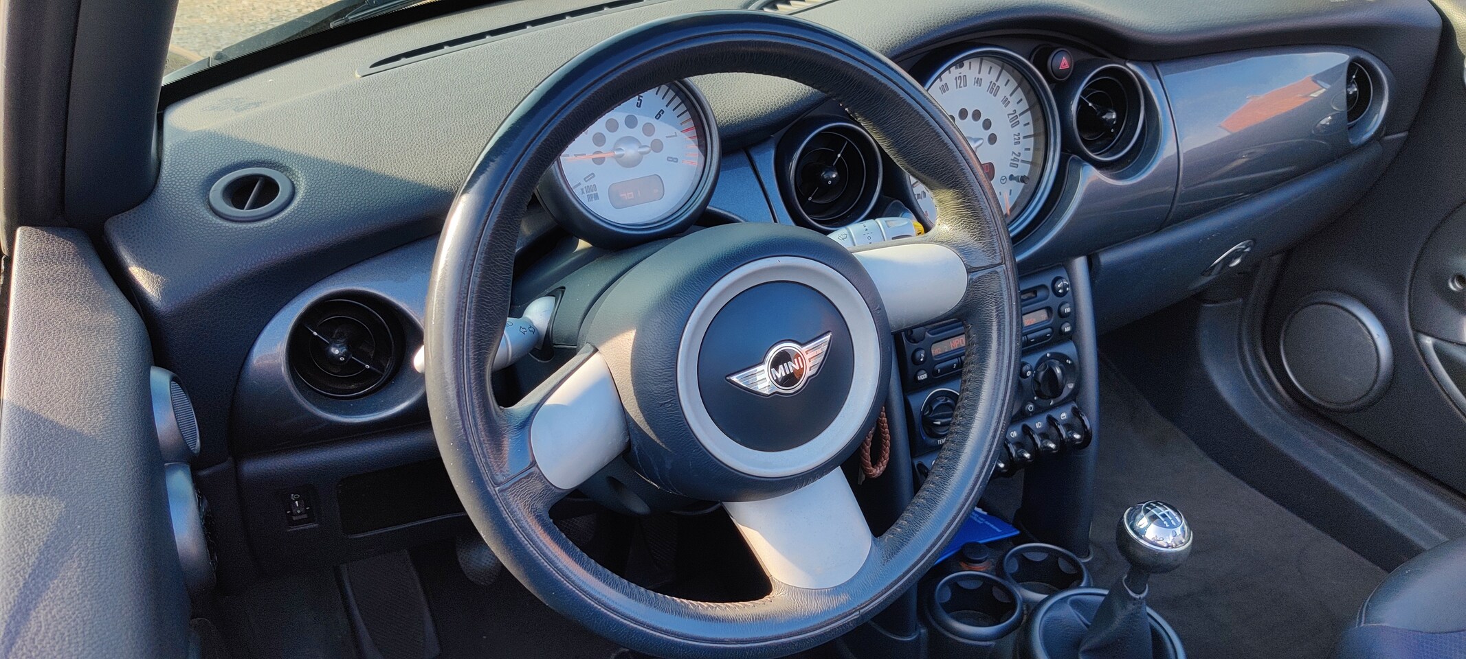 MINI Cabrio - 1.6 Cooper Boekjes aanwezig, airco, half leer.