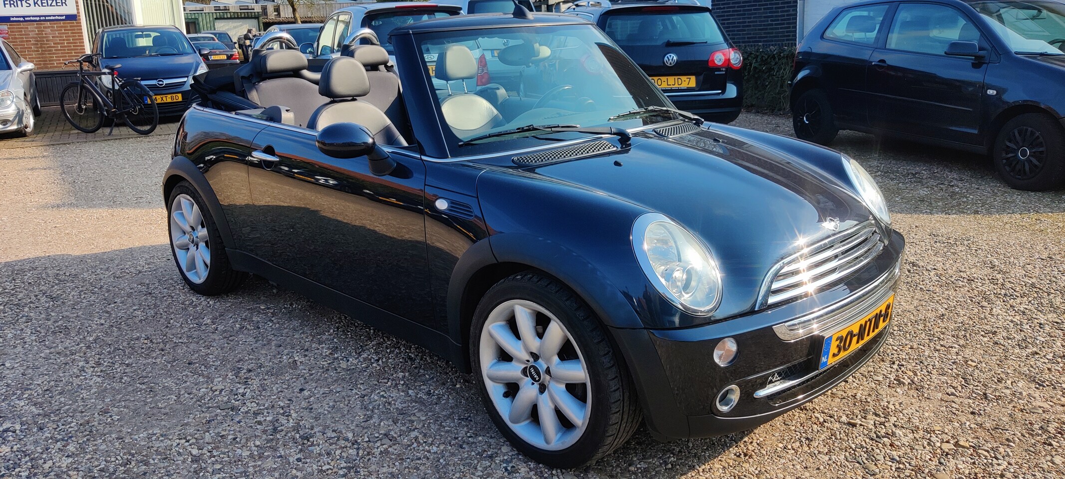 MINI Cabrio - 1.6 Cooper Boekjes aanwezig, airco, half leer.