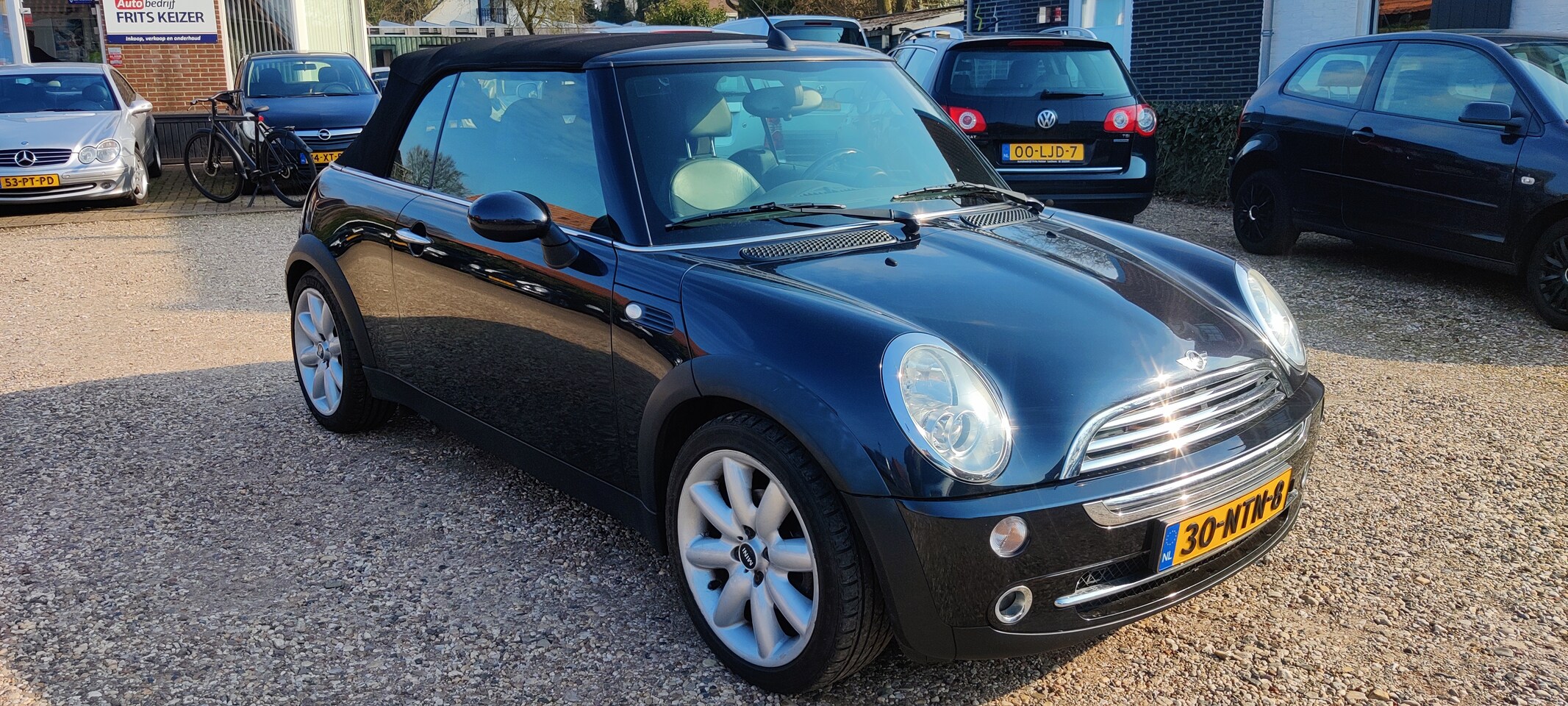 MINI Cabrio - 1.6 Cooper Boekjes aanwezig, airco, half leer.