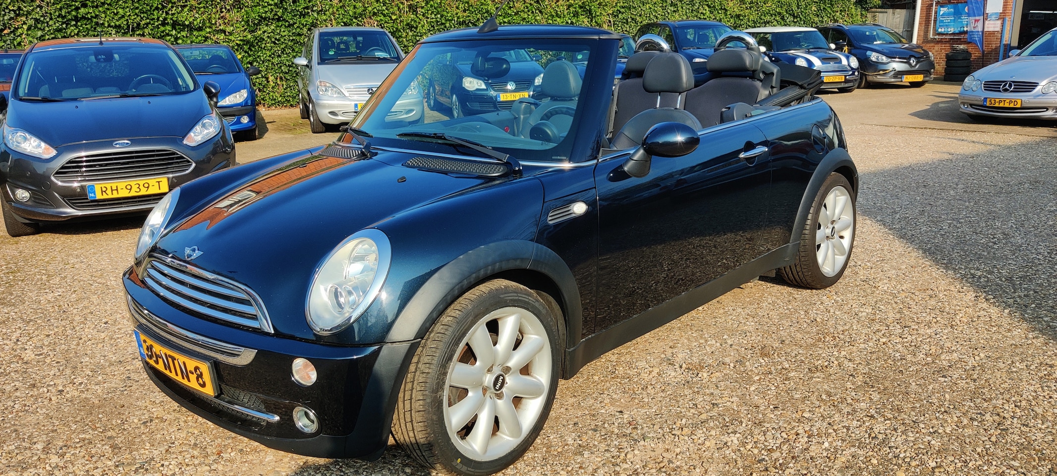 MINI Cabrio - 1.6 Cooper Boekjes aanwezig, airco, half leer.