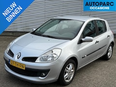 Renault Clio - 1.6-16V Privilège AUTOMAAT, AIRCO, CRUISE CONTROL, DEUKJES RECHTSACHTER IS REKENING GEHOUD