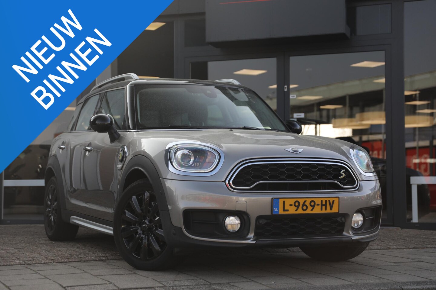 MINI Countryman - 2.0 Cooper S E ALL4 Chili | Schuif-dak | Vol-leder | Apple carplay | Serious Business-pakk - AutoWereld.nl