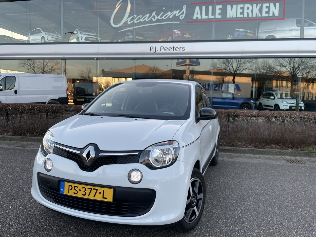 Renault Twingo - 1.0 SCe Limited Mistlampen - Cruise control - Alu velgen 15 inch - Parkeersensoren achter - AutoWereld.nl