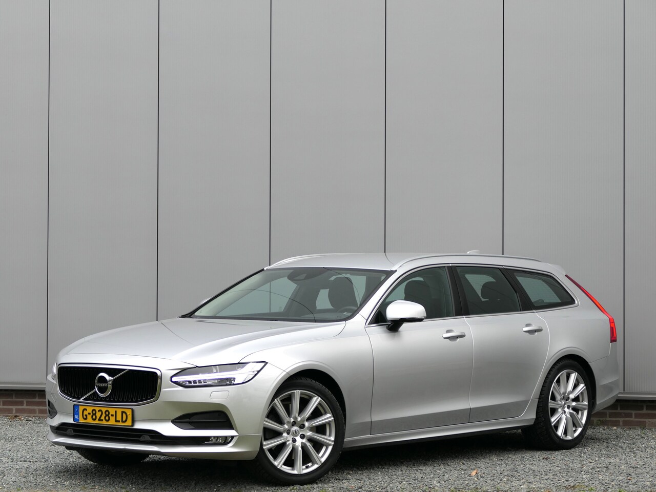 Volvo V90 - T4 AUT Momentum 12 MND garantie / Trekhaak / Pilot assist / Stuurverwarming - AutoWereld.nl