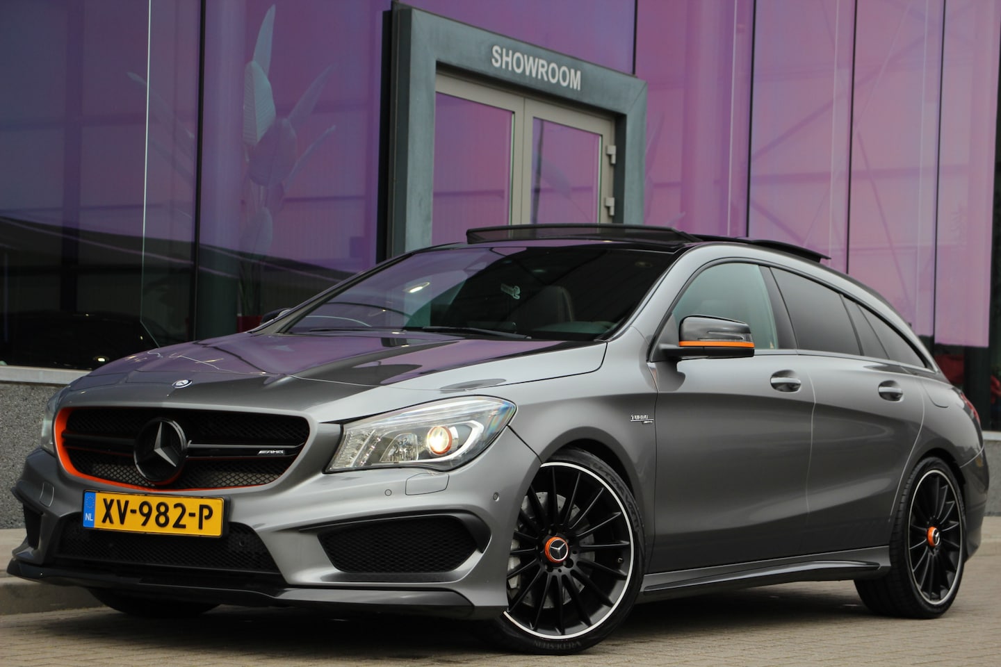 Mercedes-Benz CLA-klasse Shooting Brake - AMG 45 4MATIC OrangeArt Edition | H/K | Pano. | Camera | - AutoWereld.nl