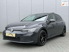 Volkswagen Golf - 1.0 eTSI Life Automaat / Pano / Dodehoek bewaking / 18 Inch / Stoelverwarming