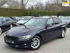 BMW 3-serie - 320i Upgrade Edition|Nwe Ketting|Groot Navigatie|Airco|Cruise control|Nette staat