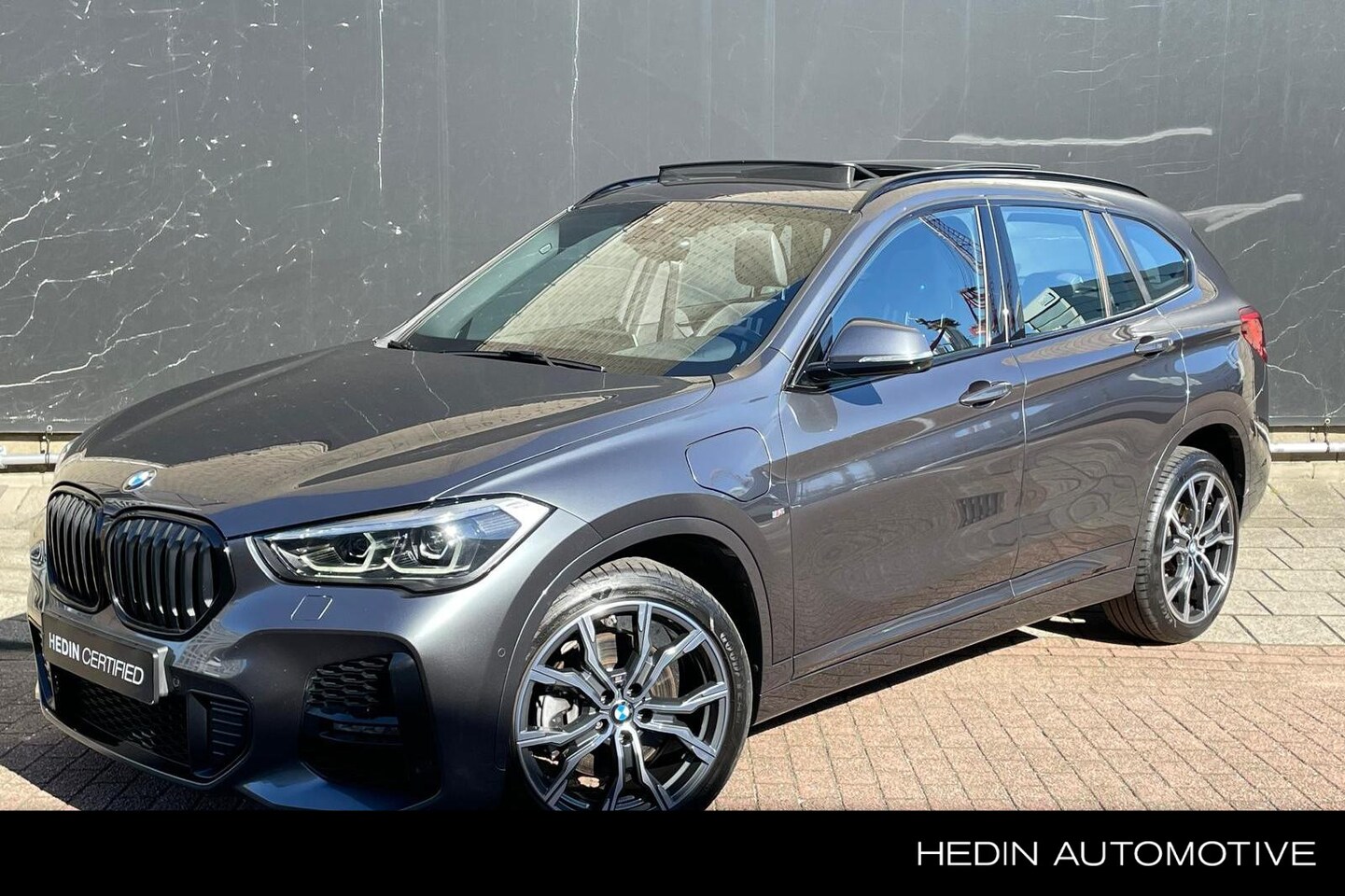 BMW X1 - xDrive25e High Executive | M-Pakket | 19'' LMV | Trekhaak | Panorama Dak | Adaptief Cruise - AutoWereld.nl