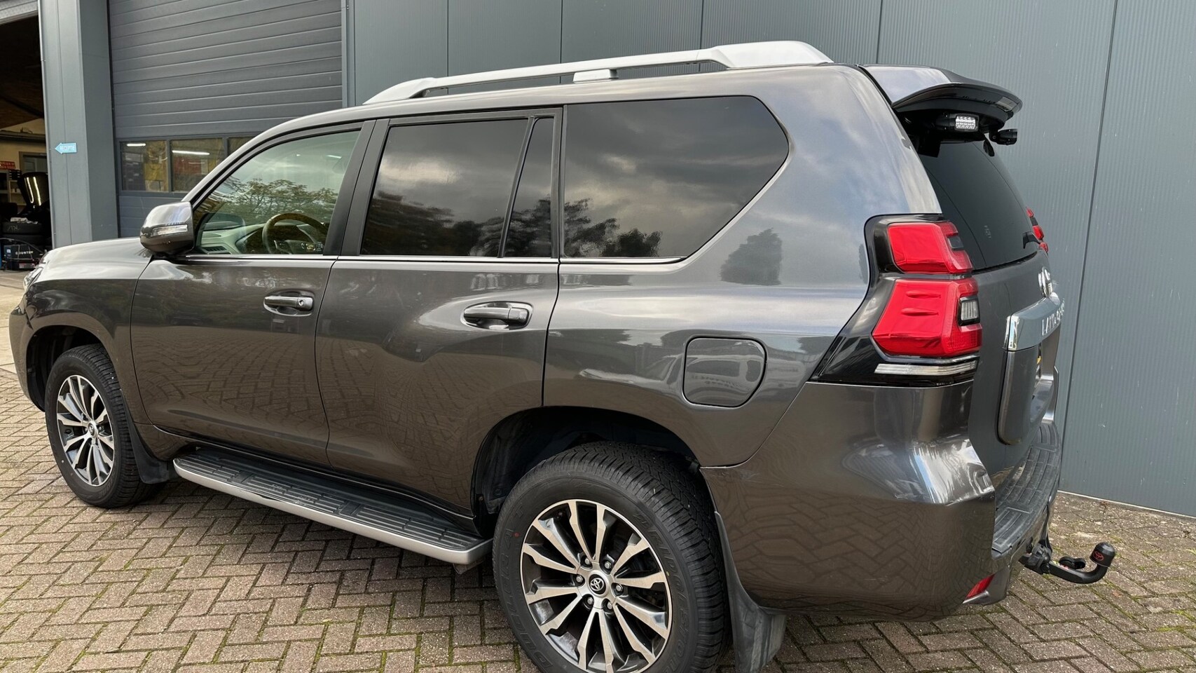 Toyota Land Cruiser - 2.8 D-4D-F Executive Window Van