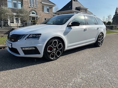 Skoda Octavia Combi - 2.0 TSI RS 245 Business DSG 19 inch Panoramadak Apple Carplay ACC camera