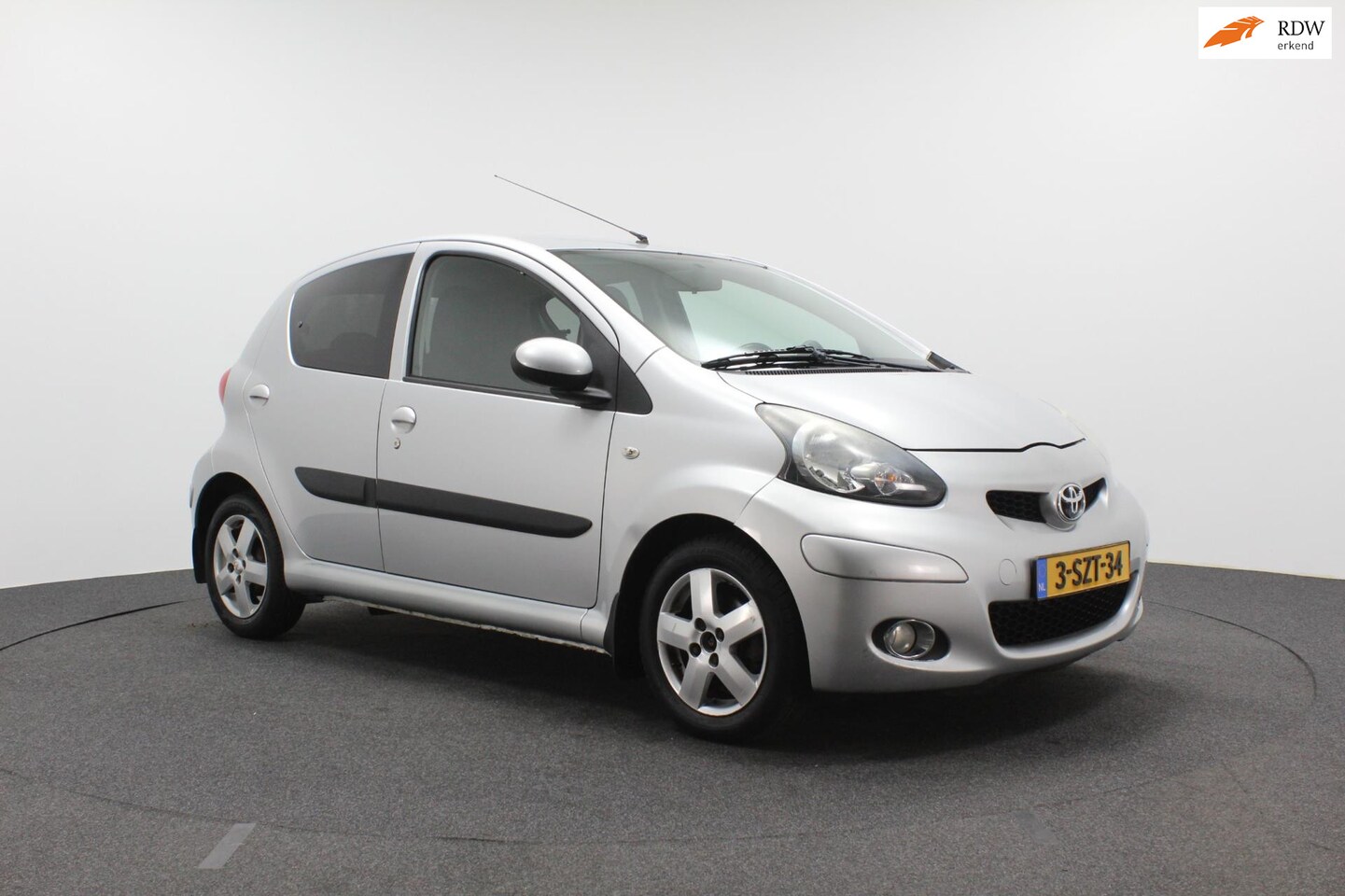 Toyota Aygo - 1.0-12V + Airco | Sportvelgen | Elektrische ramen | Parkeersensoren achter - AutoWereld.nl